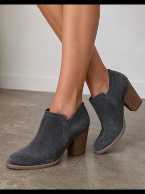DOLCE VITA GREY SUEDE BOOTIES SZ 8.5